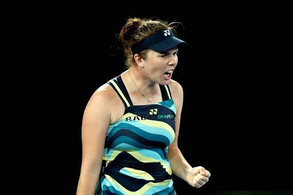 Top seed Iga Świątek knocked out of the Australian Open by 19-year-old Linda Nosková