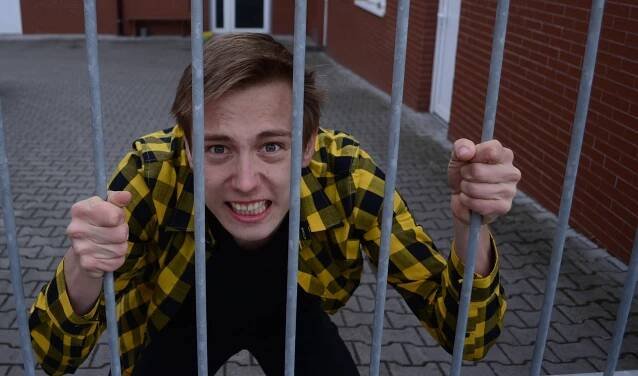 Básník Tomáš Abraham: Za umění z Mostu? Pod most a v padesáti z něj skočit