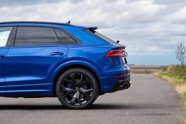 Žádná rozmařilost do Pařížské. Audi RS Q8 je skvěle fungující auto