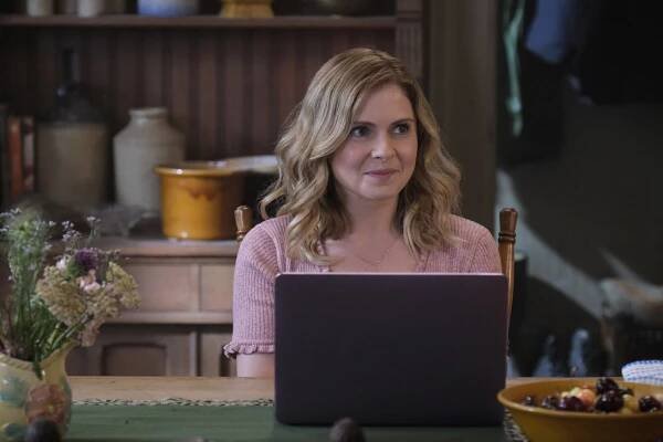 Ghosts - Spies - Z filmu - Rose McIver