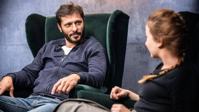 Branislav Deák v Mimóze: Skúšal som dve predstavenia súčasne. Raz to ale stačilo (Mimóza 08/25)