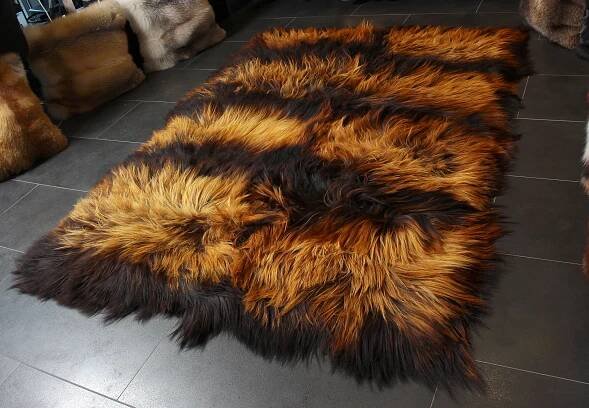 2-4007-feuriger-Lammfell-Teppich-Schwarz-Beige-Lars-Paustian