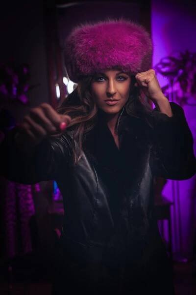 FOTO: Michaela Dostálová si zapózovala pro známý pánský magazín. – stránka 17