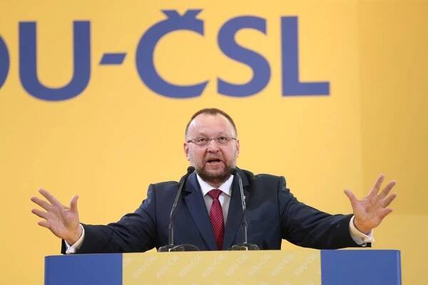 Lidovce vede Výborný, v zádech má ženu. Po konci Jurečky přišel zádrhel