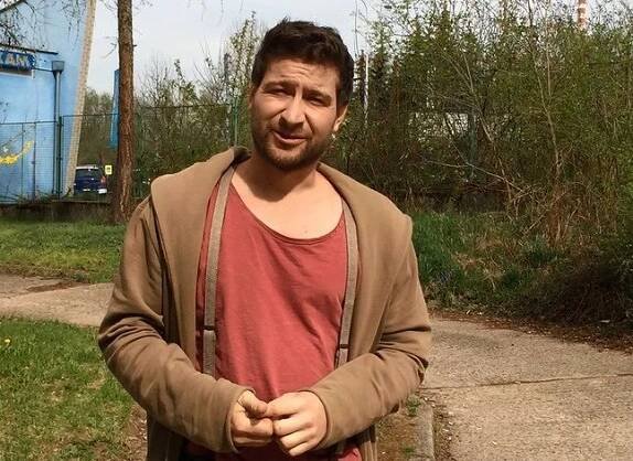 Opravdu poběží v tomhle? Známý seriálový fešák se na start závodu s Romanem Šebrlem chystá v tomto podivném modelu