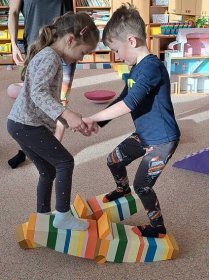 Děti v třebíčské školce balancují. Využívají speciální pomůcky na cvičení