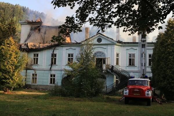 Soud vzal do vazby šest lidí kvůli zapálení autobazaru a zámku v Horním Maršově