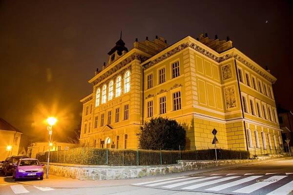 Soubor:Gymnázium Prachatice - noční 2.jpg