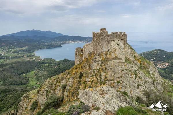 Elba jako na dlani z Cima del Monte a hradu Volterraio | Horama