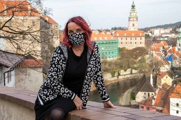 Kreativní výtvarnice Monika Brýdová ráda ladí. S oblečením kombinuje i své roušky.