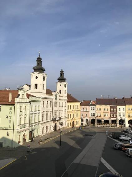 Pronájem slunného bytu 2+1 v domě přímo na Velkém náměstí v Hradci Králové | Capital Trust