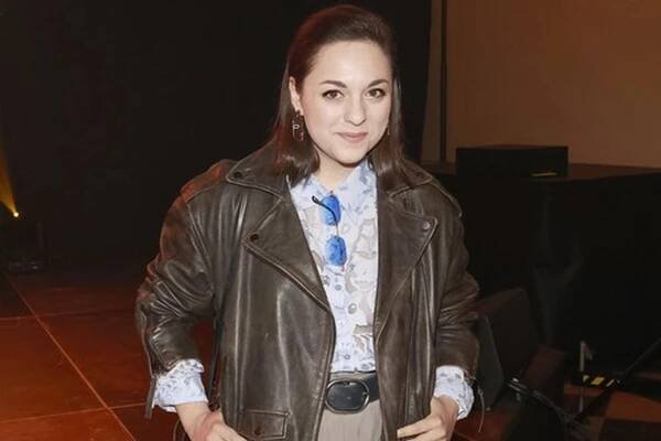 Tato krásná brunetka je neteř Marthy Issové. Bude hvězdou seriálu, kvůli slavné rodině trpí