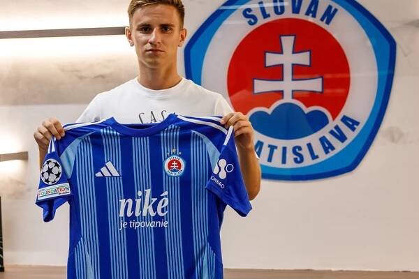 Špekulácie o Kmotríkovi v Žiline, premrštené ceny a dve nové posily. Ako vyzeral posledný deň, keď Slovan zháňal hráčov pre Ligu majstrov