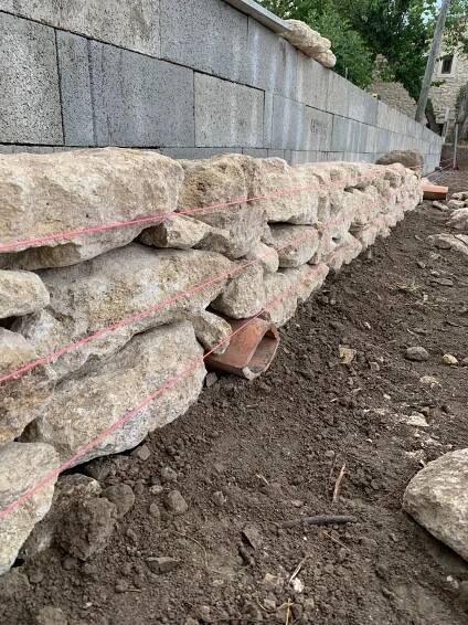 MUR EN PIERRE SECHE réaliser par nos paysagiste Aix-en-Provence