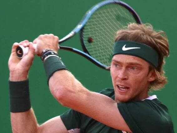 Ruský tenista Andrej Rublev nezvládl prohru. Raketou si způsobil ošklivé zranění. Museli ho ošetřovat! - SportDeník