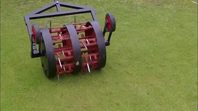 Manual lawn aerator/Ruční aerifikátor - práce s plnými hroty