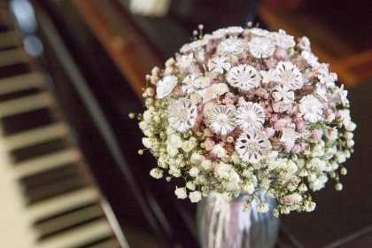 Ikonická stříbrná svatební kytice z kouzelného světa GIYOU květin.