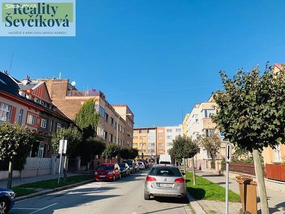 Pronájem bytu 2+1 62 m², Vrchlického, Hradec Králové