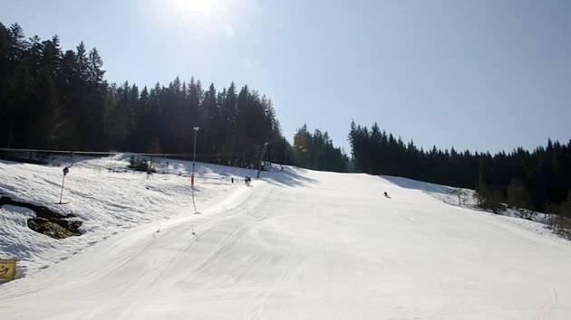 Ski areál Razula stále nabízí kvalitní lyžování. Za mimosezónní ceny