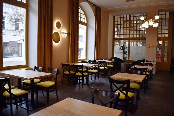 Restaurace Opera týden před znovuotevřením.