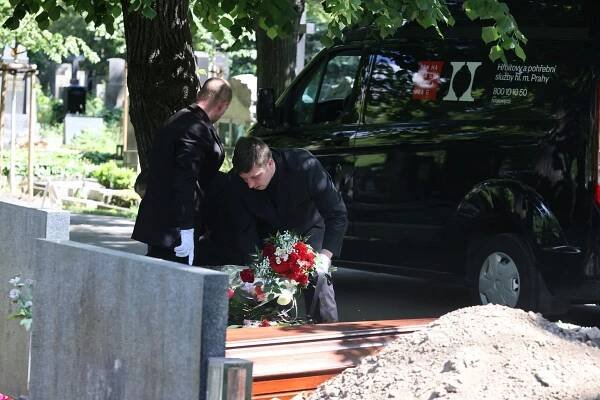 Nejsilnější momenty rozloučení se Simonou Postlerovou (†59): Dcera Jana promluvila nad rakví, zhroucený...