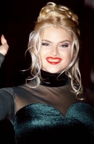 Anna Nicole Smith poses for a portrait before the "Speechless" premiere on December 12, 1994 in Westwood, California | Source: Getty Images