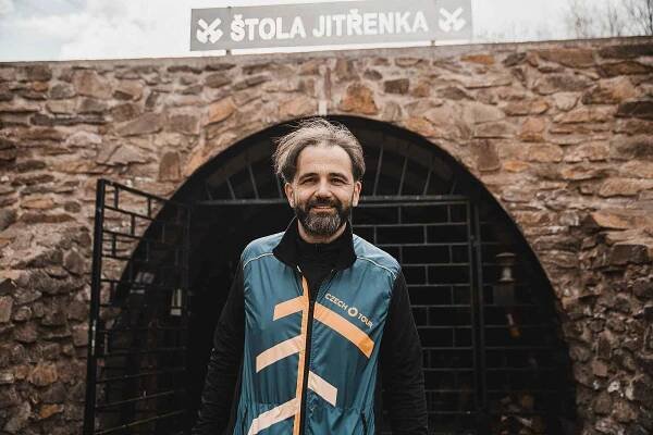 Kalkulátor Jakub Kvášovský, ředitel závodů v orientačním běhu v Hornickém skanzenu v Žacléři.