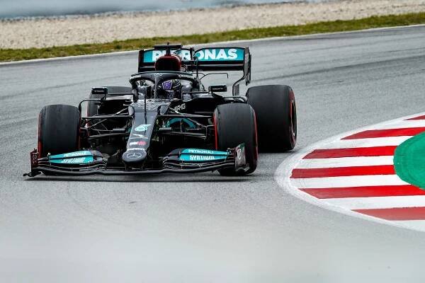 Hamilton v dramatickém závěru ovládl Velkou cenu Španělska