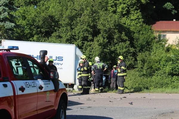 Provoz u Veltrus v úterý odpoledne zkomplikoval čelní střet dodávky s Fabií