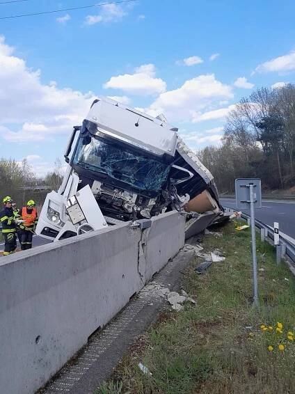 VIDEO: Převrácený kamion s tunami papíru uzavřel rychlostní silnici u Turnova