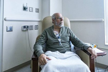 senior dospělý muž rakovina ambulantní během chemoterapie iv infuze - chemoterapie - stock snímky, obrázky a fotky
