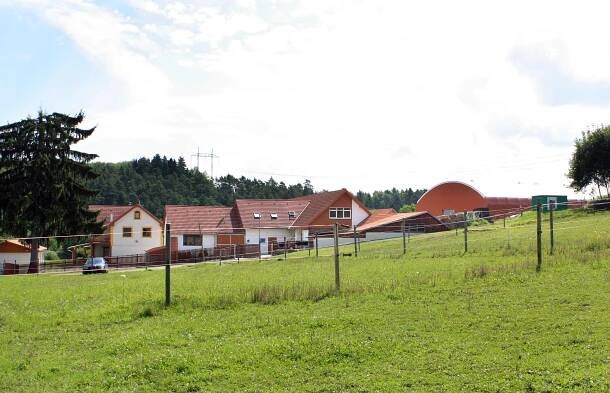 Celkový pohled na statek s jízdárnou