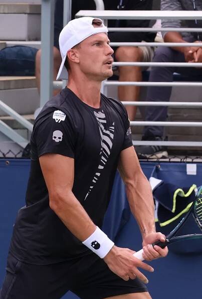 Soubor:Márton Fucsovics (2023 US Open) 01 (cropped).jpg – Wikipedie