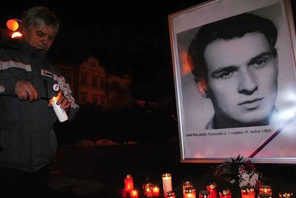 Valašské Meziříčí vzpomínalo na Jana Palacha, s Krylem a svíčkami
