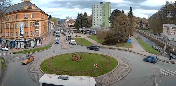 Trutnov Ulice Polská kruhový objezd webkamera – Sledujte živě dopravu a počasí
