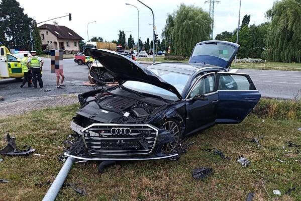Ke střetu dvou osobních aut došlo na frekventované křižovatce v Otrokovicích na Zlínsku