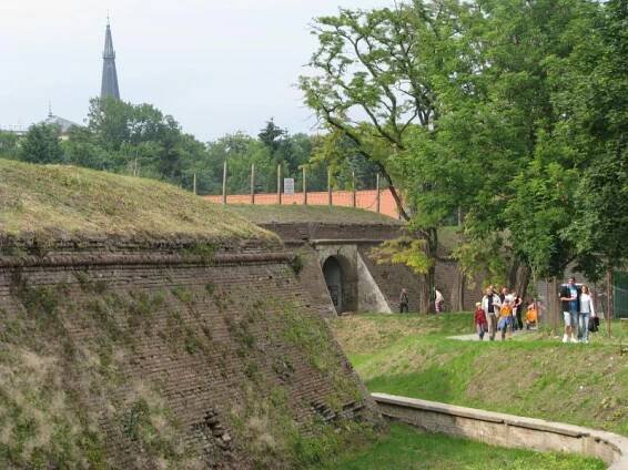 Korunní pevnůstka má cihly z Mila, cestu k ní opraví a nasvítí