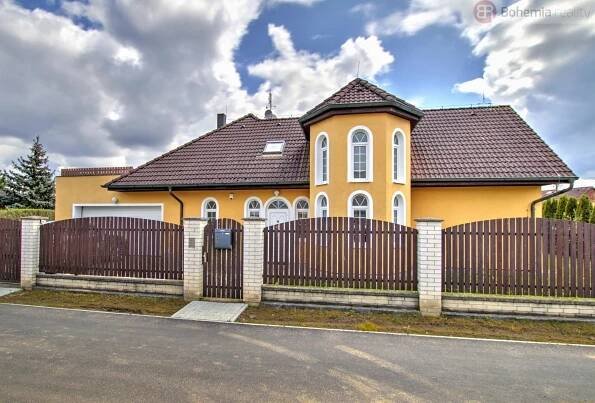 Samostatná vila 5+KK v Černošicích s pozemkem 895 m2 celkem z roku 2000, 18 900 000 Kč