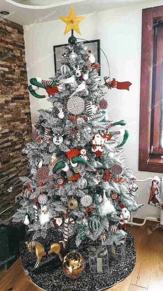 Umelý vianočný stromček Smrek Biely 220cm, stromček má husto zasnežené vetvičky a je ozdobený červenými a bielmyi ozdobami