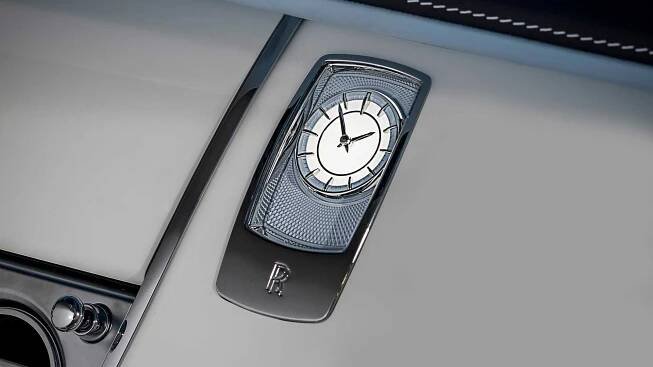 Hodiny sledovali sokola. Pak Rolls-Royce stvořil nejsložitější výšivku historie