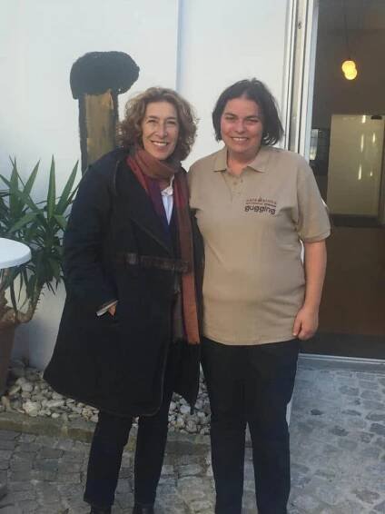 Barbara Fischer vor dem Cafe am Campus