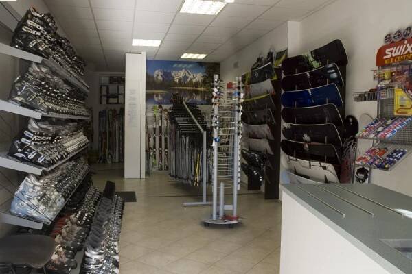 Provozovna-pohled do interiéru | SkiCentrum Petr Švarc - lyže, boty,snowboardy,běžky,doplňky,e-shop, půjčovna,servis lyží