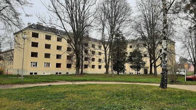 Karviná, Nové Město. tř. Družby. dům určený k demolici. Listopad 2022.