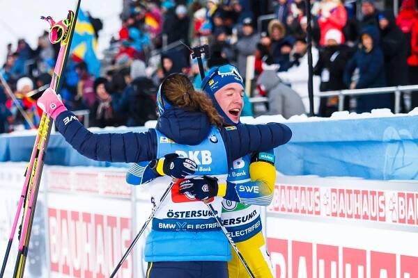 Švédští biatlonisté Hanna Öbergová a Sebastian Samuelsson... | iROZHLAS - spolehlivé zprávy