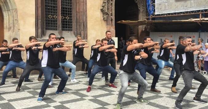 VIDEO: Na „Staromáku“ se tančila haka! Bojový tanec předvedli novozélandští ragbisté
