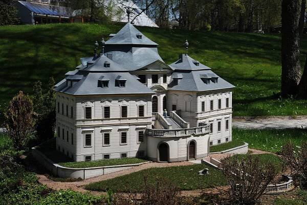 Soubor:Model zámku Karlova Koruna.jpg – Wikipedie