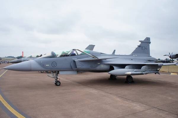 Soubor:Gripen F at RIAT 2013.JPG – Wikipedie