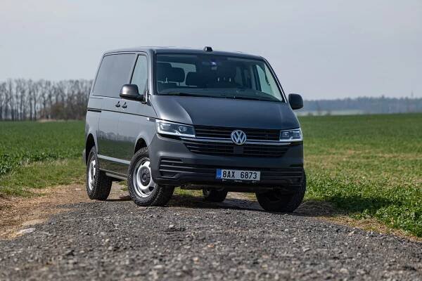 Dodávka do terénu uveze až osm lidí. Volkswagen Transporter s úpravou Seikel se nezalekne ničeho