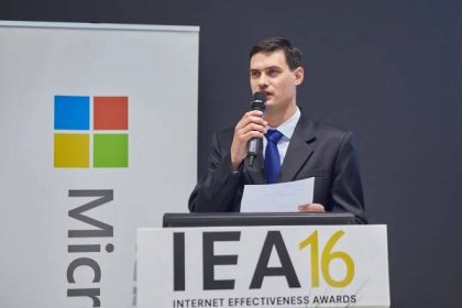 Pavel Houser vyhlašuje vítěze na IEA
