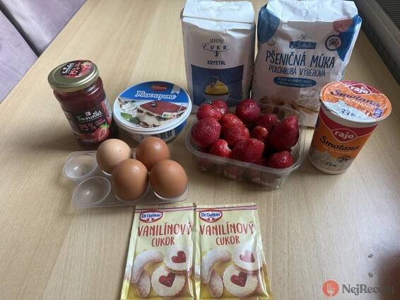 Jahodová roláda s mascarpone krémem | NejRecept.cz